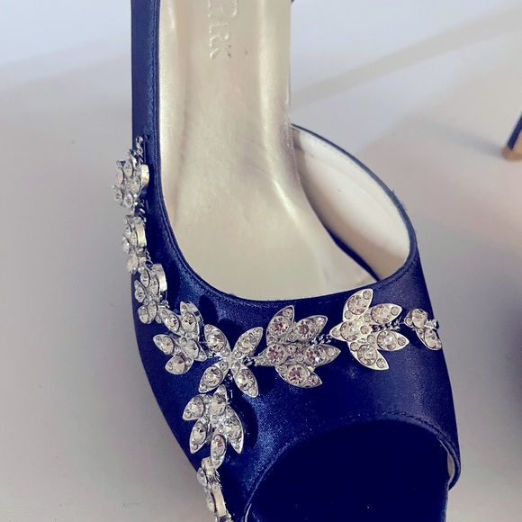 Elegant Park Satin Women’s Heels - Picture 8 of 10